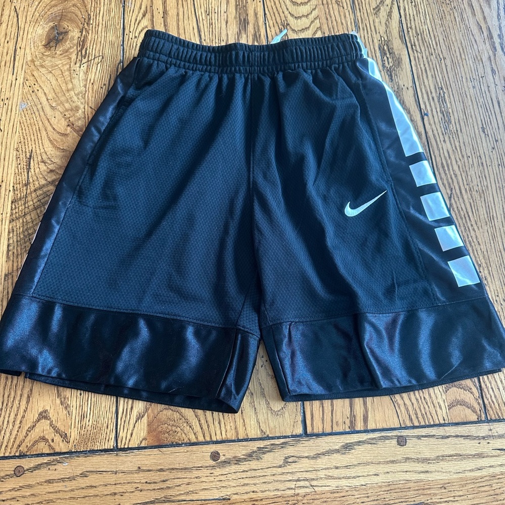Nike boys Elite Basketball shorts size M